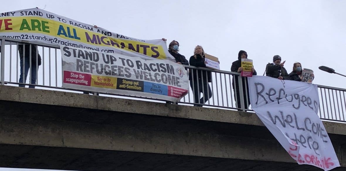 Anti-racists resist ‘repulsive’ white supremacists’ anti-refugee display with own banner drop