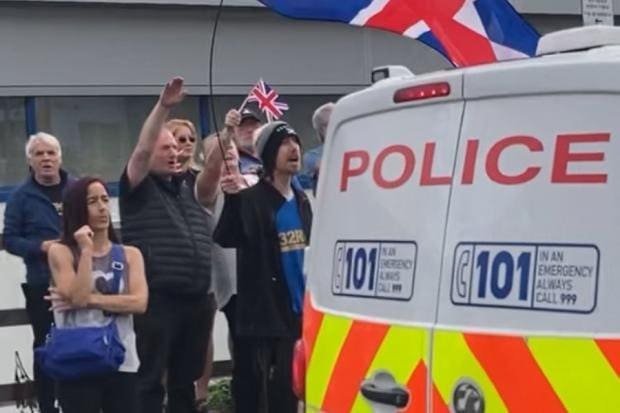 Nazi salutes at falkirk demo Aug 2025