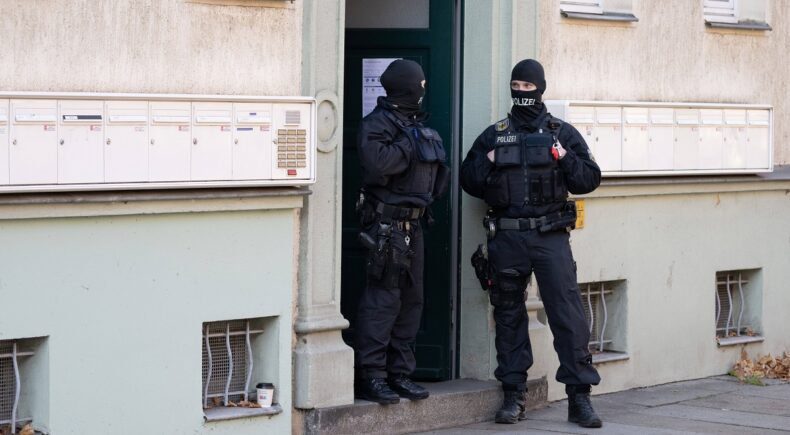 05 November 2024, Saxony, Dresden: Police officers stand in a building entrance in the Cotta district of Dresden during a raid against suspected right-wing extremists. The federal prosecutor's office has arrested eight suspected right-wing terrorists in Saxony and Poland. At the same time, around 20 properties are being searched, according to the Karlsruhe authorities. Searches are also being carried out in Austria. Photo: Sebastian Kahnert/dpa
Dostawca: PAP/DPA.