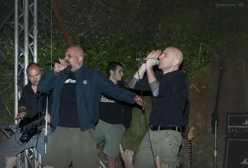 mario-vattani-on-stage-a-casa-pound-1947093_800_q50